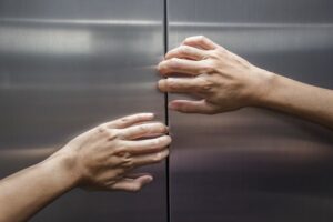 asansör kapısı açmak