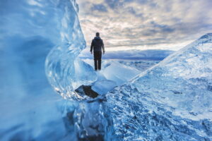 buzul üstünde yürüyen adam