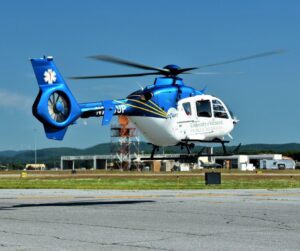 kalkış yapan beyaz mavi helikopter