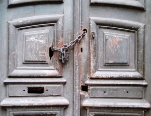 asma kilitli eski kapı