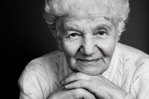 nur yüzlü yaşlı kadın