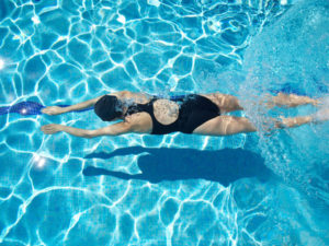 havuzda yüzen kadın